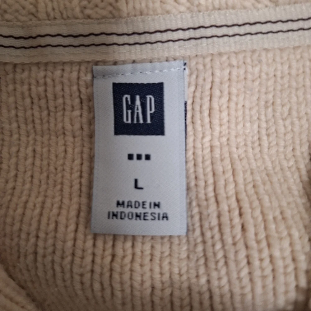 A Gap men's ribbed 1/4 zip chunky sweater in a size large. EUC